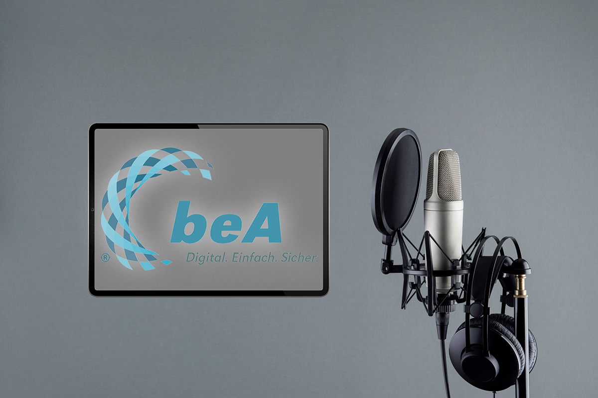 Logo beA auf Tabletbildschirm mit Podcast-Mikrofon