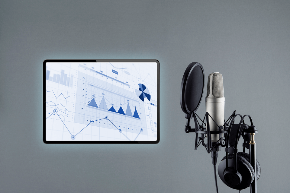 Diagramme auf Tabletbildschirm mit Podcast-Mikrofon