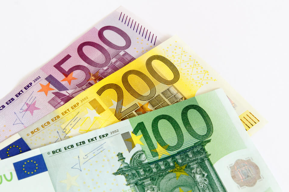 Banknoten gefächert, Symbol für Vergütung, Geldwäsche, Gebühren, SEPA Formular Preisgeld