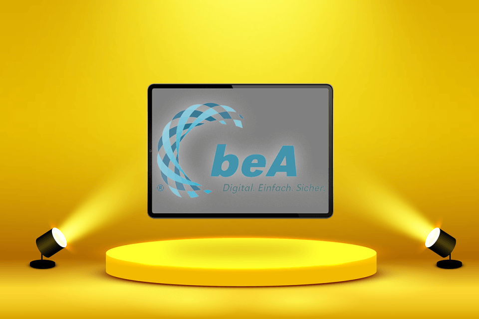Logo beA auf Tabletbildschirm auf gelber Bühne im Spotlight