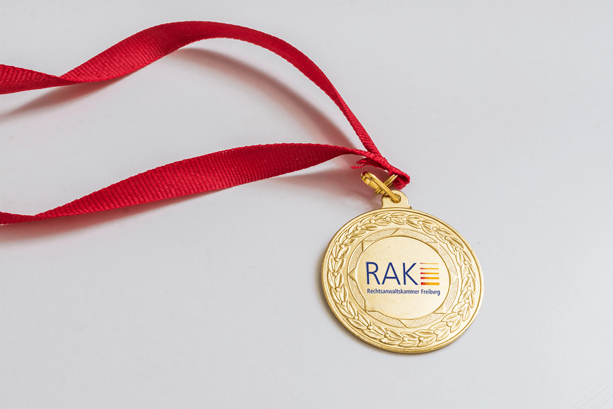 Medaille am roten Band mit Logo RAK Freiburg
