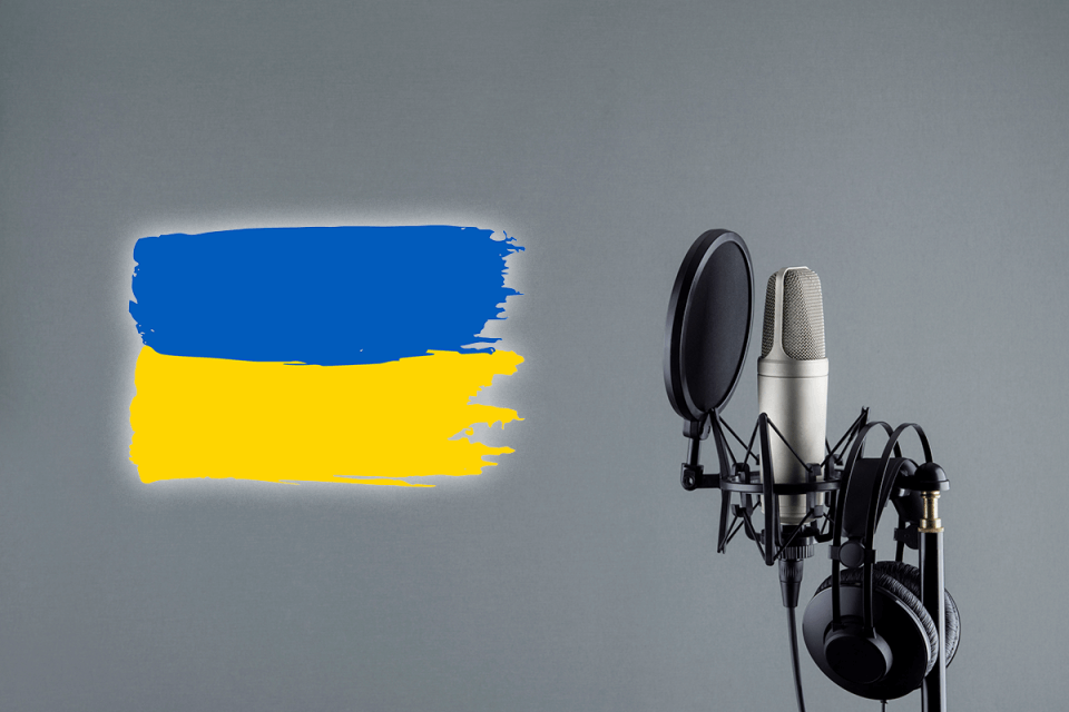 Fahne der Ukraine mit Podcast-Mikrofon