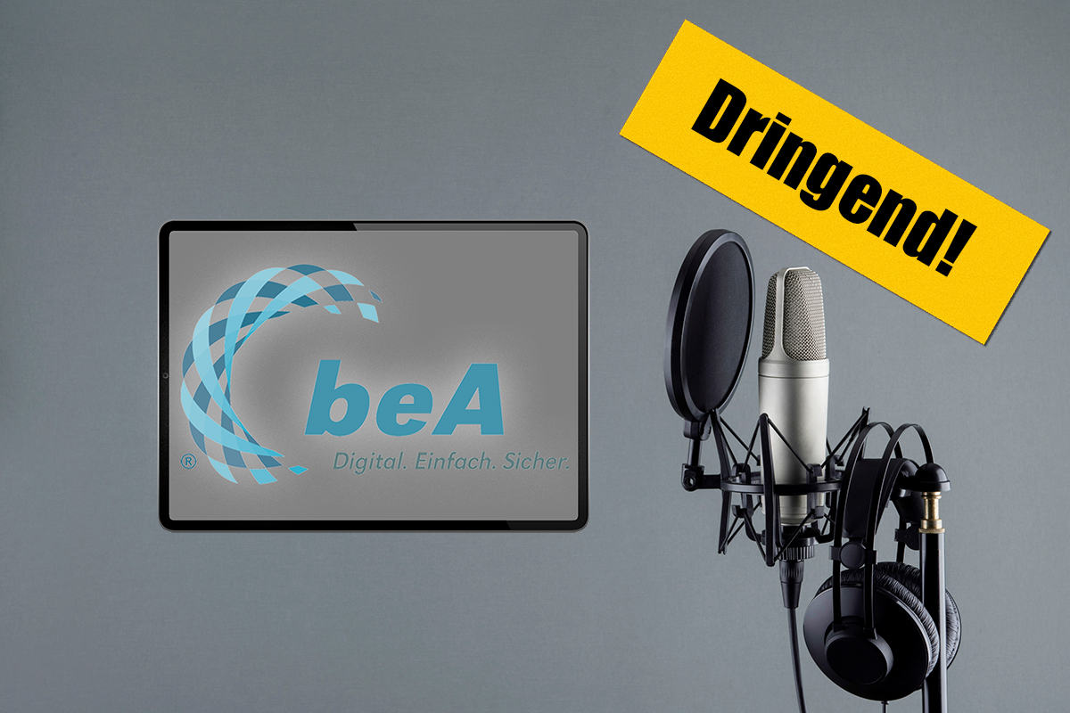 Logo beAauf Tabletbildschirm mit Podcast-Mikrofon und Sticker "DRINGEND!"