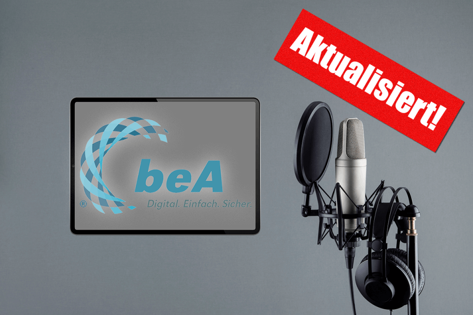 Logo beA auf Tabletebildschirm mit Podcast-Mikrofon und Sticker "Aktualisiert!"