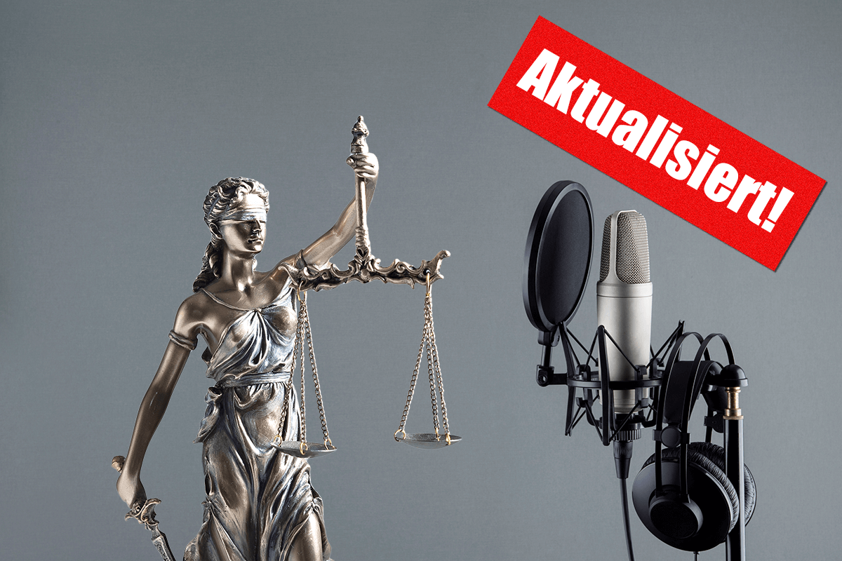 Justitia mit Podcast-Mikrofon und Sticker "Aktualisiert!"