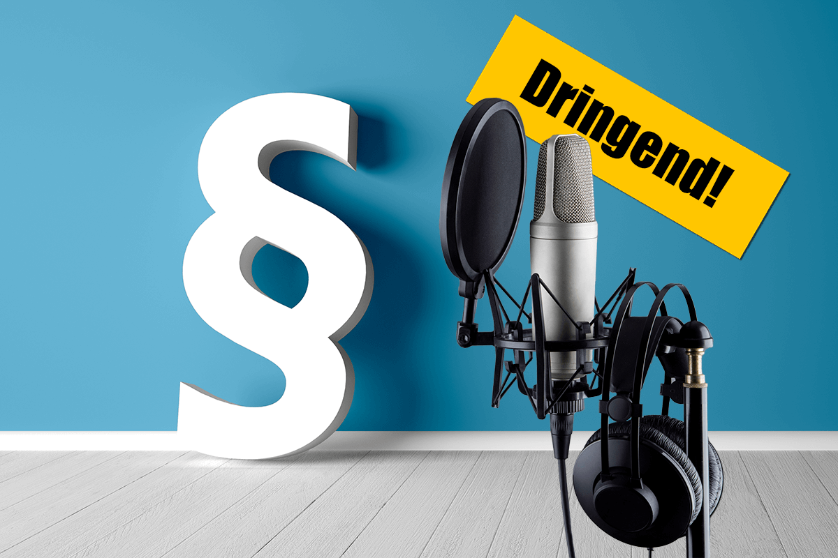 Paragraphen-Symbol vor blauer Wand mit Podcast-Mikrofon und Sticker "Dringend!"