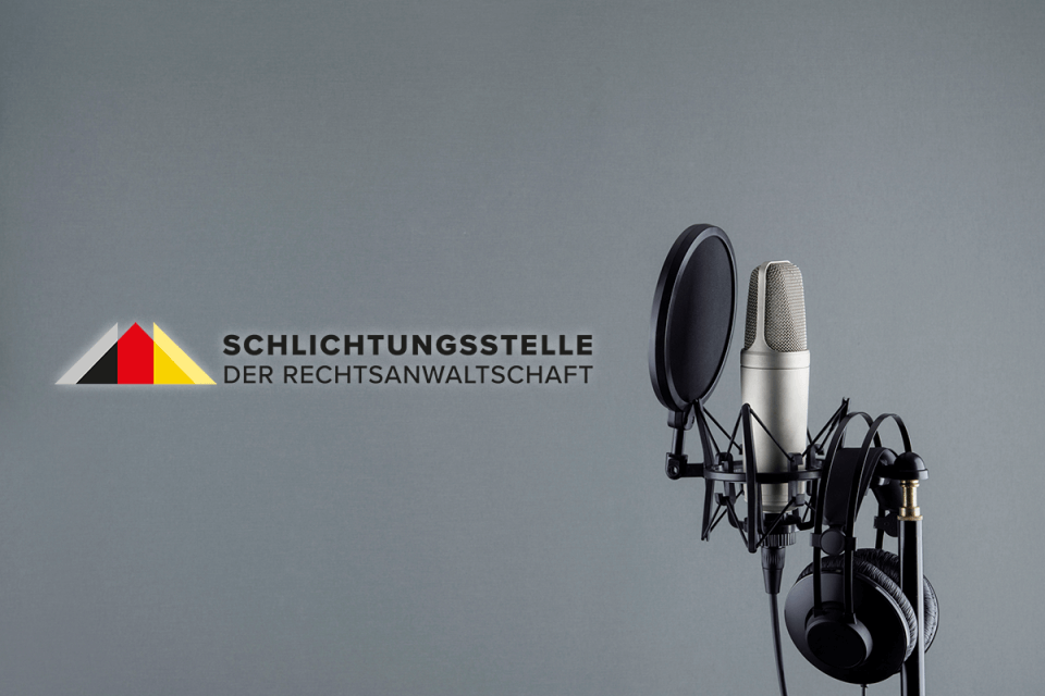 Logo Schlichtungsstelle der Rechtsanwaltschaft mit Podcast-Mikrofon