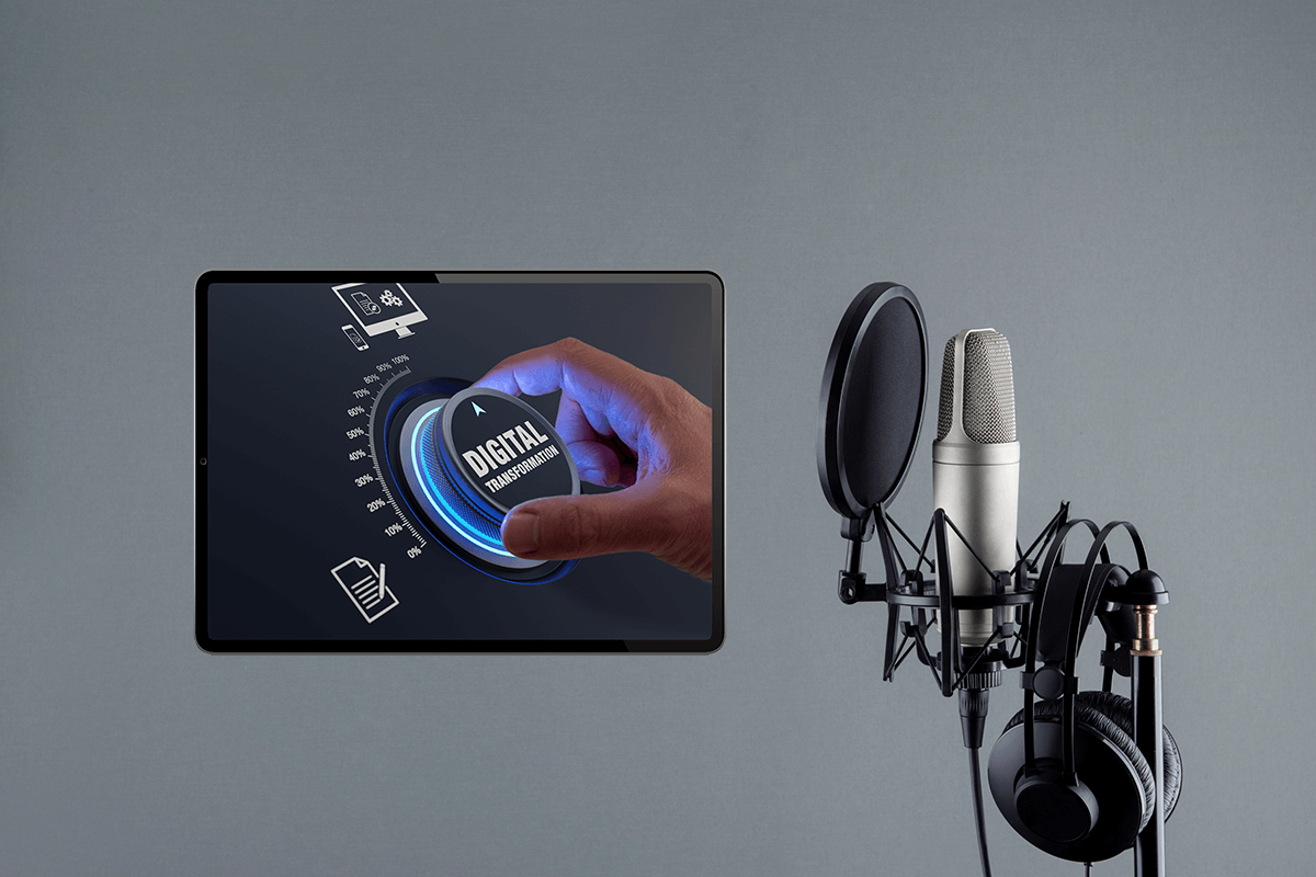 Regler "Digitalisierung" auf Tabletbildschirm mit Podcast-Mikrofon