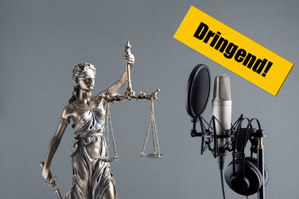 Justitia mit Podcast-Mikrofon und Sticker "Dringend!"