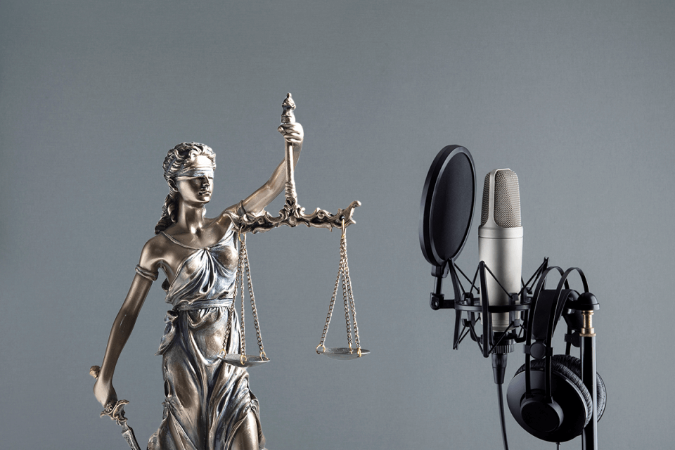 Justitia mit Podcast-Mikrofon