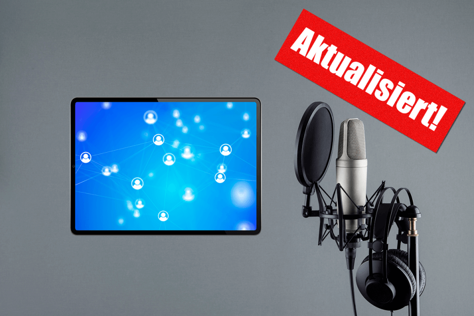 Netzwerk auf Tabletbildschirm mit Podcast-Mikrofon und Sticker "Aktualisiert!"