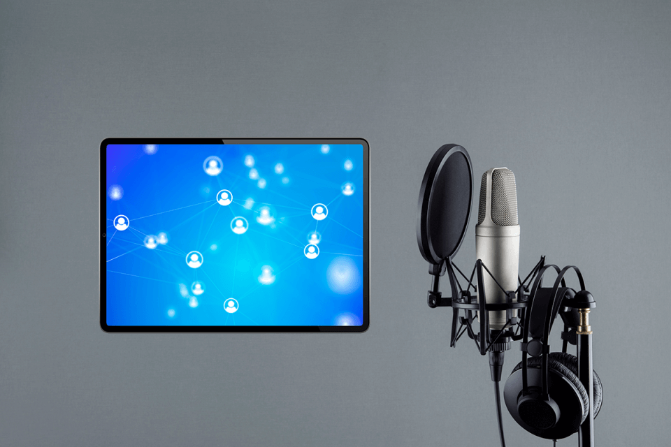 Netzwerk auf Tabletbildschirm mit Podcast-Mikrofon