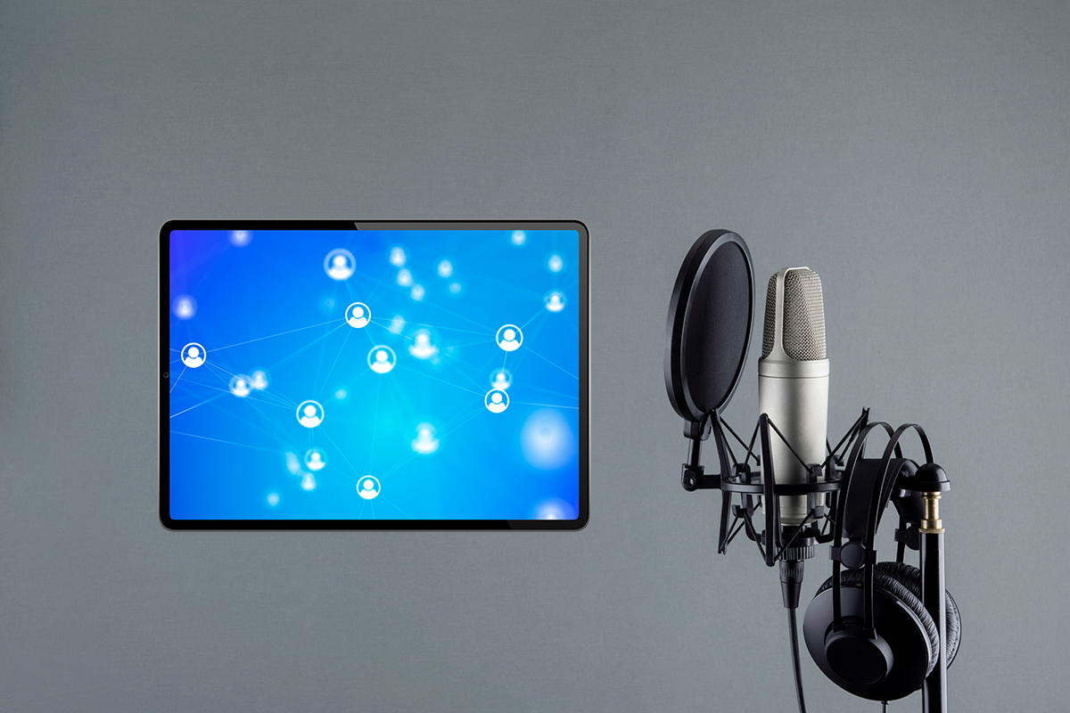 Netzwerk auf Tabletbildschirm mit Podcast-Mikrofon