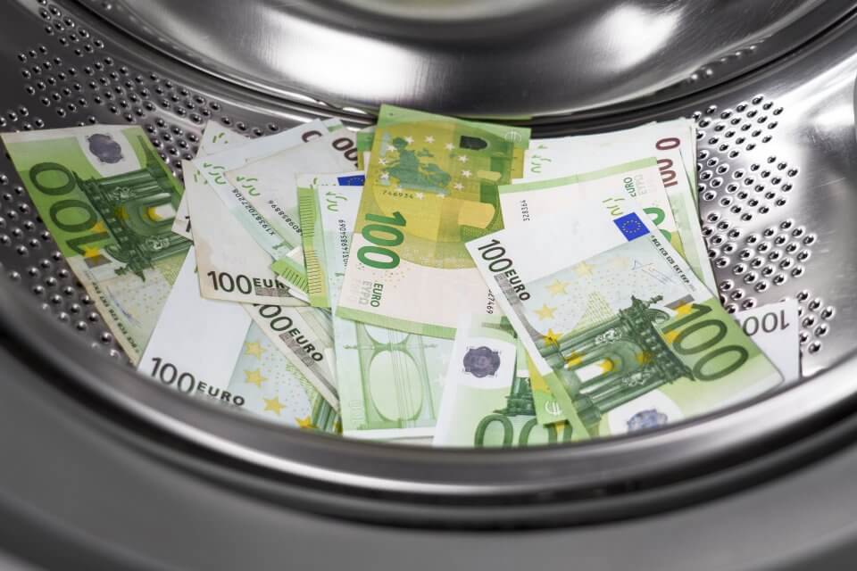 Euro-Noten in einer Waschtrommel