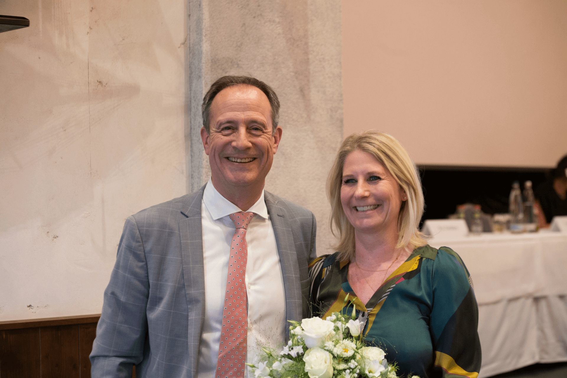 RA Prof. Dr. Klimsch verabschiedet RAin Beate Winkler mit Blumenstrauß
