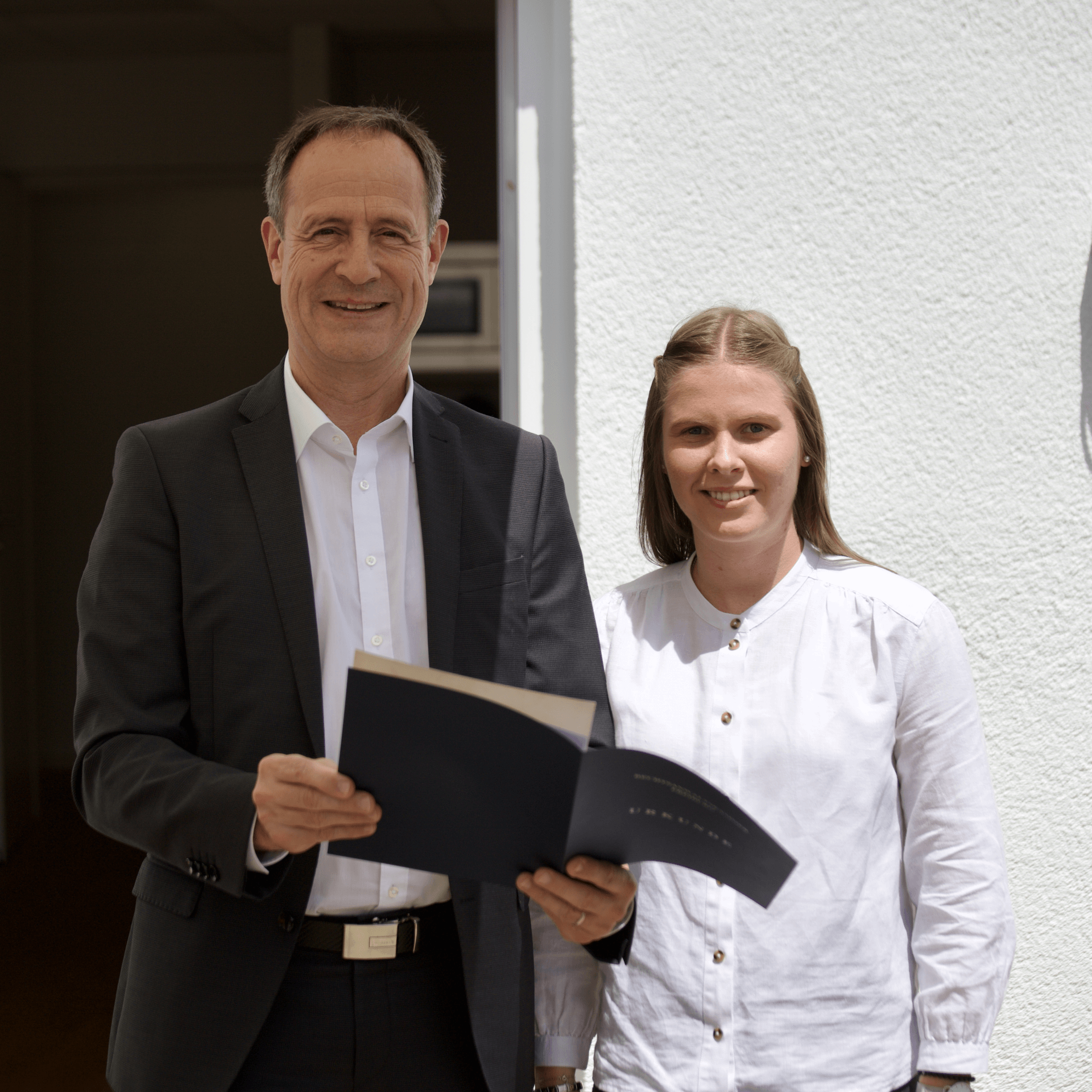 Rechtsfachwirtin Klumpp mit RA Prof Dr. Klimsch bei Zeugnisübergabe
