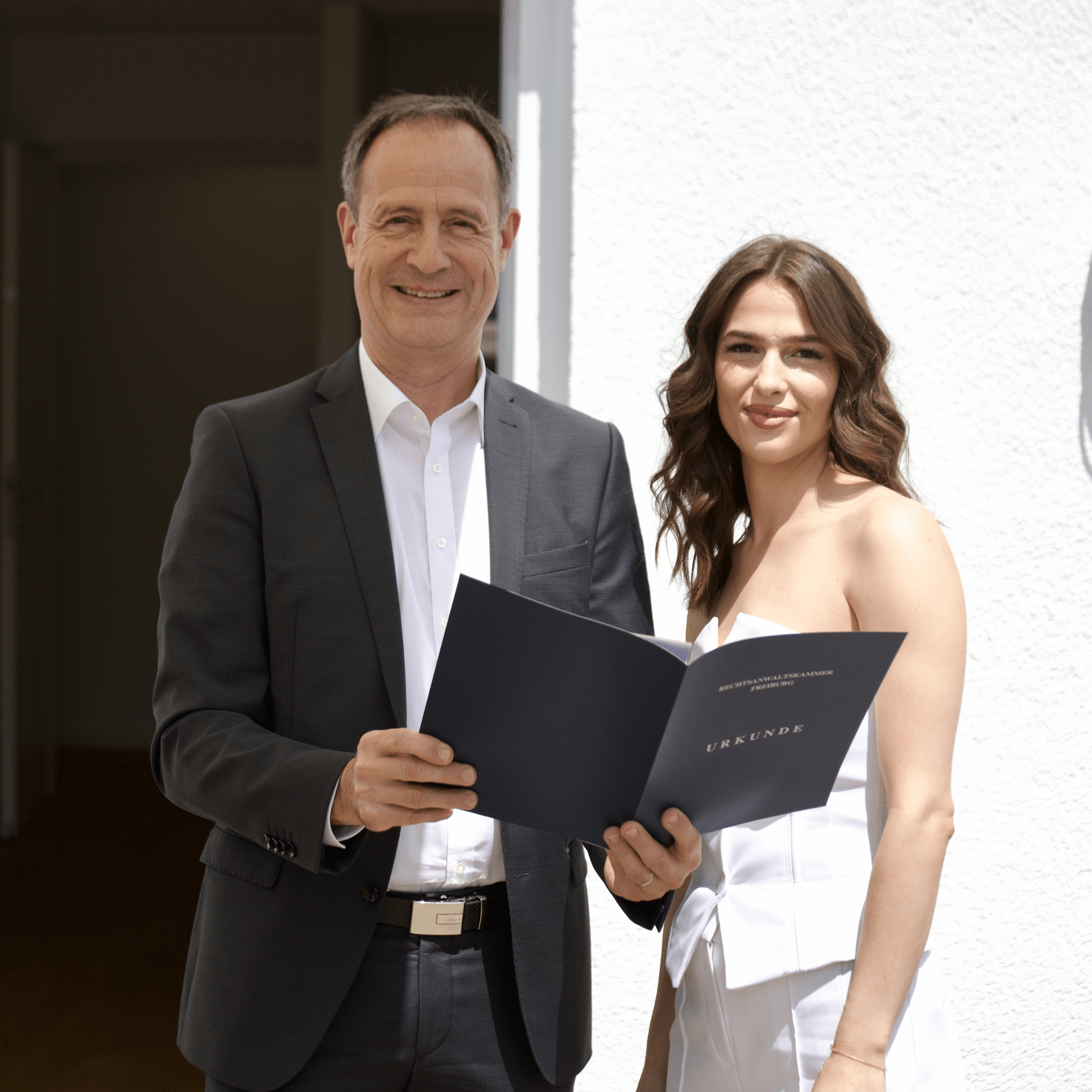 Rechtsfachwirtin Krasniqi mit RA Prof Dr. Klimsch bei Zeugnisübergabe