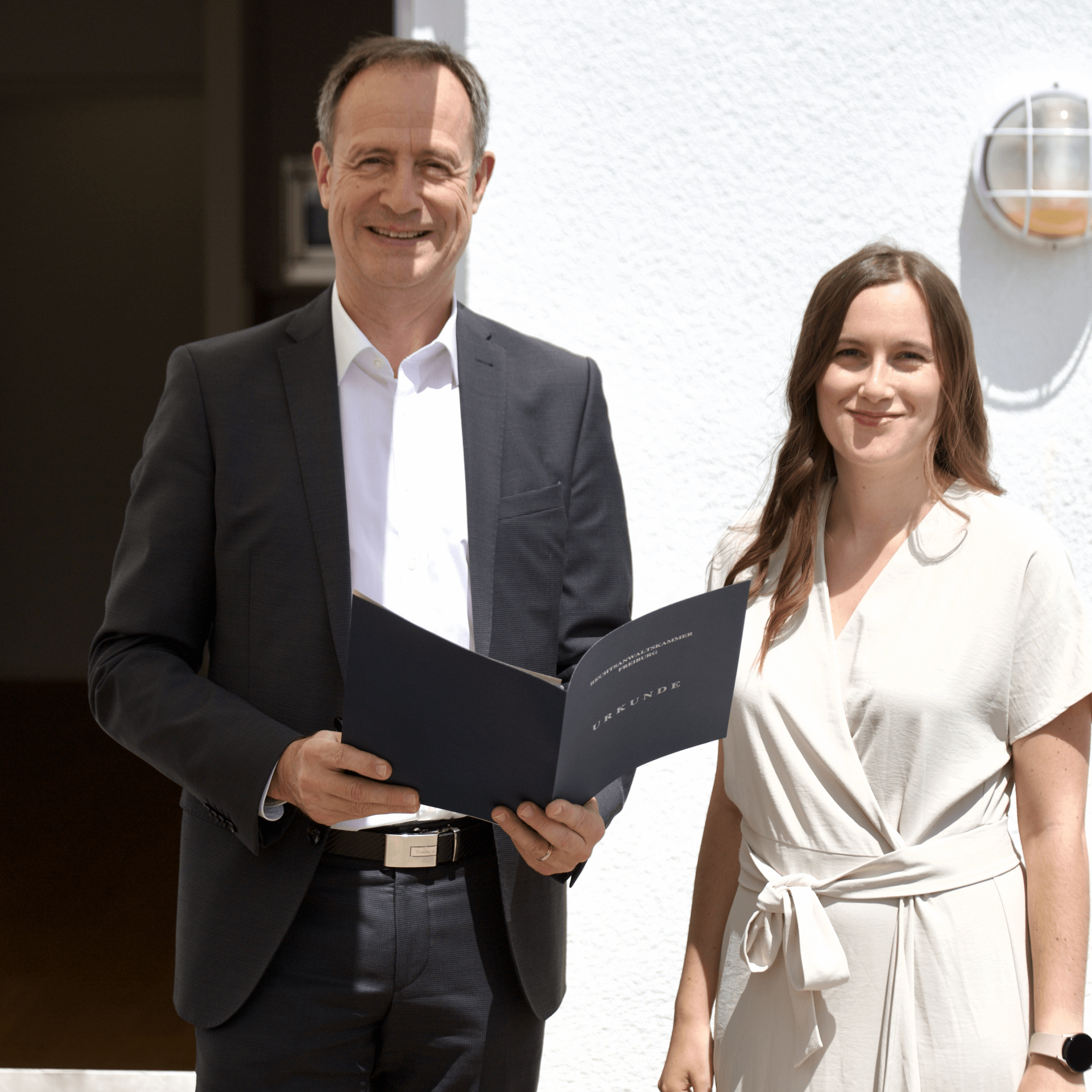 Zeugnisübergabe an Rechtsfachwirtin Mayer durch RA Prof. Dr. Klimsch