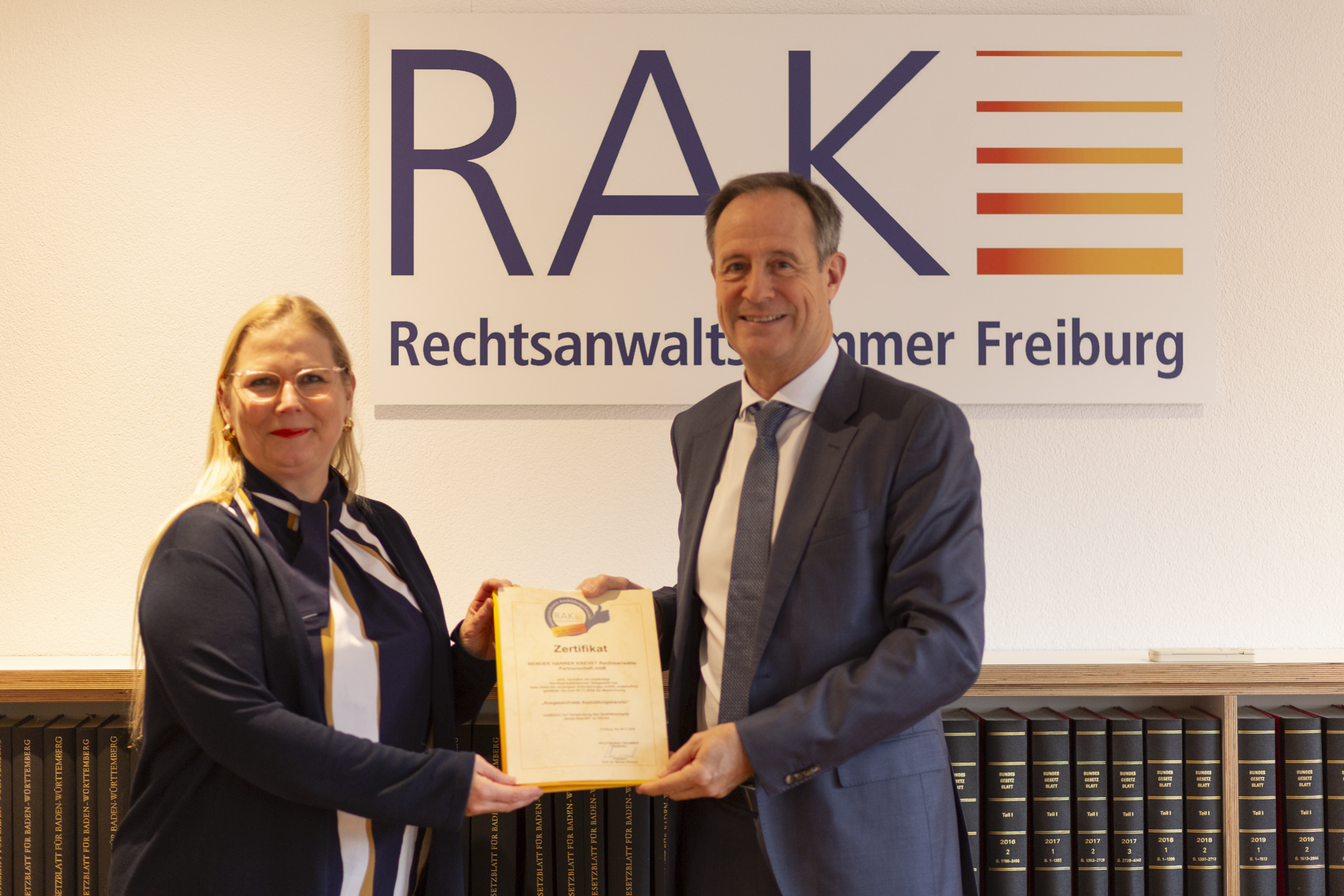 Rechtsanwältin Dr. Gehl mit Präsident Prof. Dr. Klimsch Urkunde Azubi-geprüft