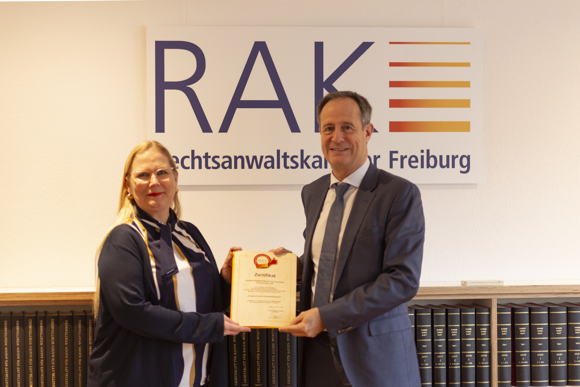 Rechtsanwältin Dr. Gehl mit Rechtsanwalt Prof. Dr. Klimsch - Urkunde RA-Fach-geprüft
